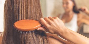 Cheveux : les erreurs que vous faites en les brossant !