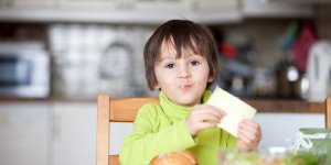 Intoxications a E.coli : les aliments qu-il faut eviter de donner aux enfants