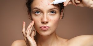5 produits qui abiment la peau selon une dermatologue