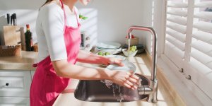 Vaisselle a la main : 8 erreurs courantes et mauvaises pour la sante