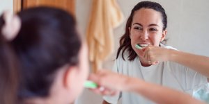 7 conseils de dentiste pour choisir son dentifrice apres 60 ans 