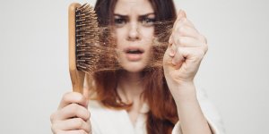 Alopecie : 10 choses qui font perdre les cheveux aux femmes
