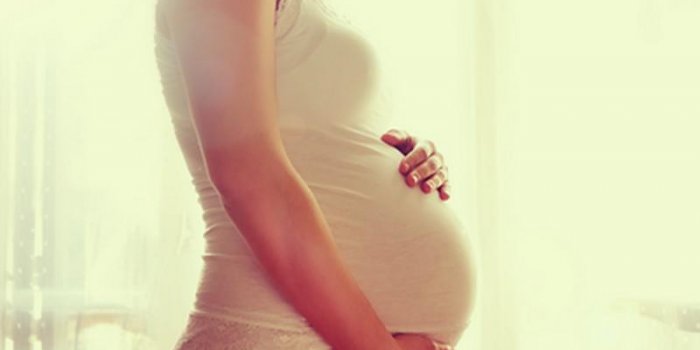 image de femme enceinte touchant son ventre avec les mains