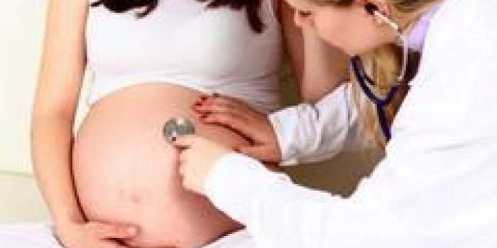 femme enceinte avec un médecin à l'hôpital - à l'intérieur