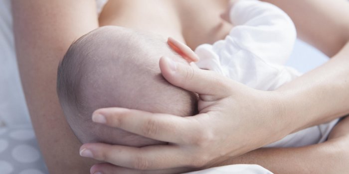 Symptômes de la Covid-19 : le lait d’une maman infectée devient vert