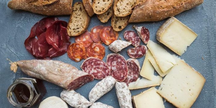 sélection de hors-d'oeuvre de fromage et de viande ou ensemble de collation de vin variété de fromage italien, salami,...