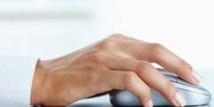 image de la main féminine en cliquant sur la souris de l'ordinateur