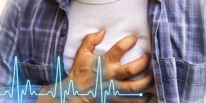 hommes en chemise bleue ayant des douleurs thoraciques - crise cardiaque - ligne de pulsations