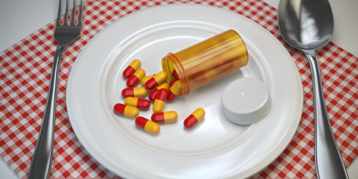 pils dans la plaque avec fourchette et cuillère pharmacy diet nutrition concept 3d illustration