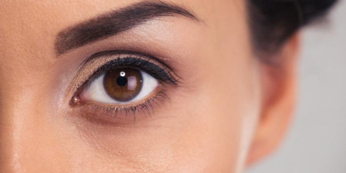 closeup portrait d'un œil féminin