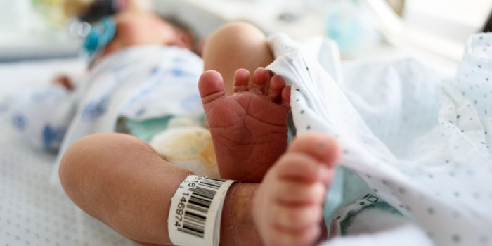 pies de recién nacido con código de identificación