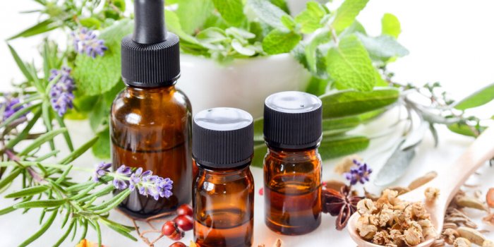 alternative therapy with essential oils and herbs