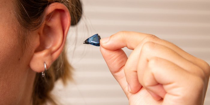 Démence : porter des appareils auditifs pourrait réduire le risque de moitié