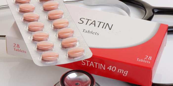 un paquet générique de statines avec un stéthoscope un anti-cholestérol controversé