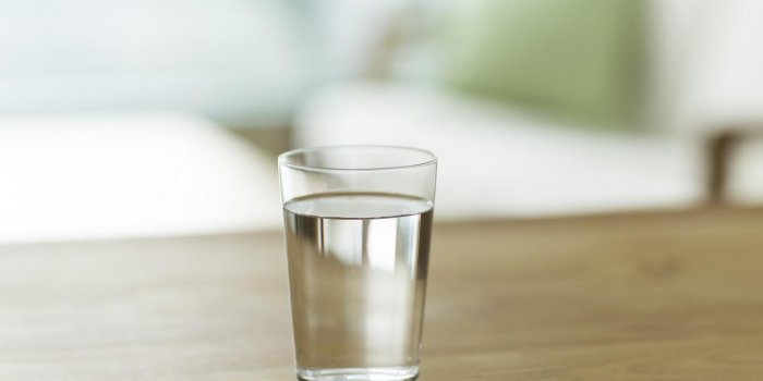Pourquoi le verre d’eau laissé sur votre table de nuit a un drôle de goût le matin 