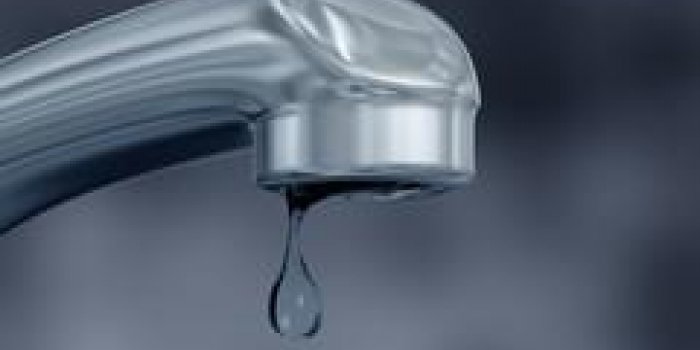 illustration d'un robinet dégoulinant montrant de l'eau gaspillée