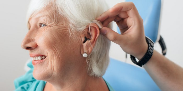 Les aides auditives aideraient à vivre plus longtemps