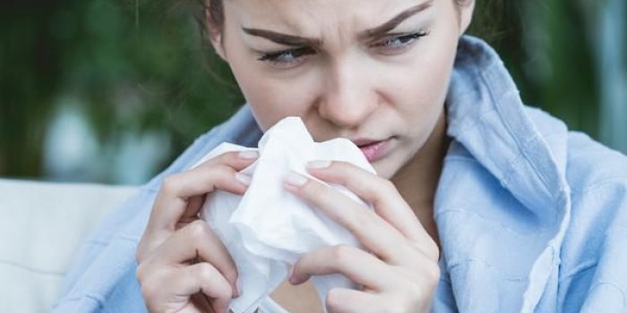 image de femme malade avec nez d'allergie
