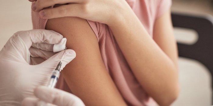 Grippe et Covid-19 : pourquoi la vaccination est conseillée avant les fêtes 