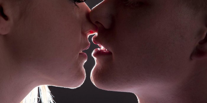 jeune couple amoureux embrasse tendrement