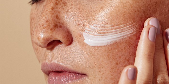 Beauté de la peau : faut-il appliquer une photoprotection au quotidien ?