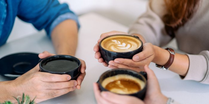 Inflammation, prise de poids : 4 aliments à ne pas verser dans son café