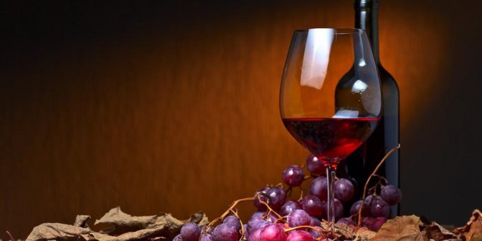 vin rouge avec des raisins et des feuilles de vigne