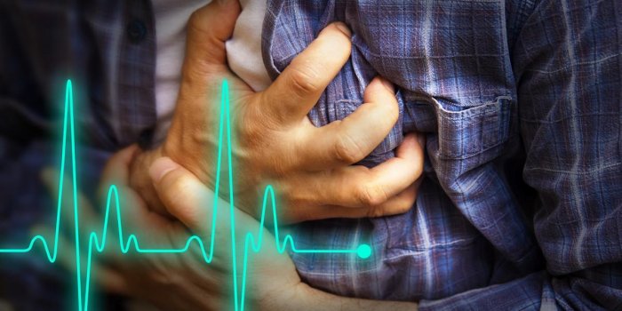 hommes en chemise bleue ayant des douleurs thoraciques - crise cardiaque - ligne de pulsations