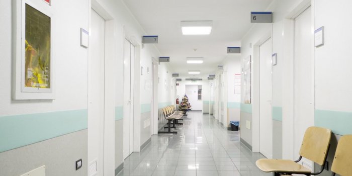 hôpital intérieur, couloir et sièges