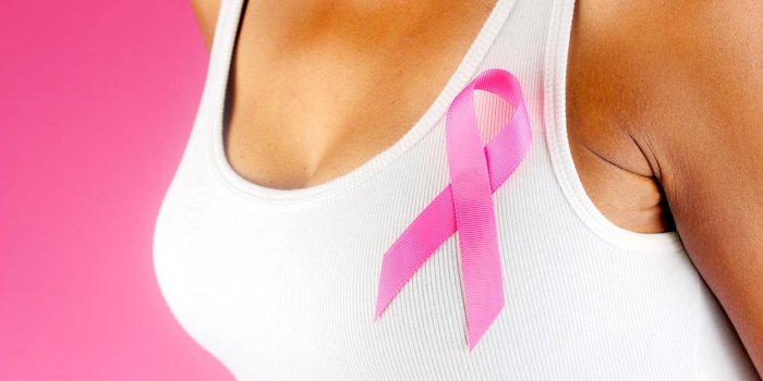 femme noire portant le symbole du mois de sensibilisation au cancer du sein, octobre