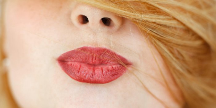 femme rousse, faire la moue lèvres rouges avec visage couvert belle fille, envoyer baiser, gros plan