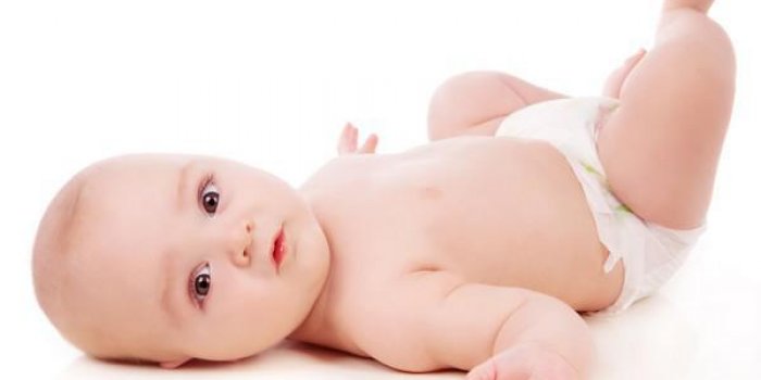 bébé de trois mois portant des couches isolées sur fond blanc