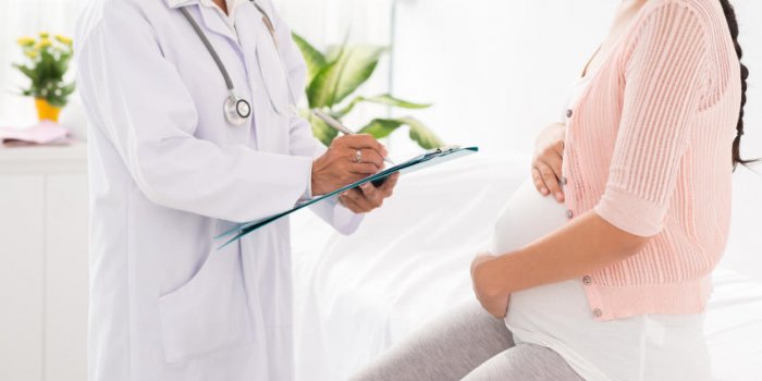 image recadrée de femme enceinte médecin visitant