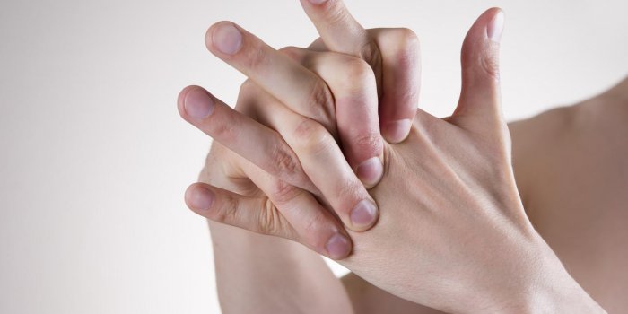 douleur de massage des mains dans les articulations des doigts arthralgie