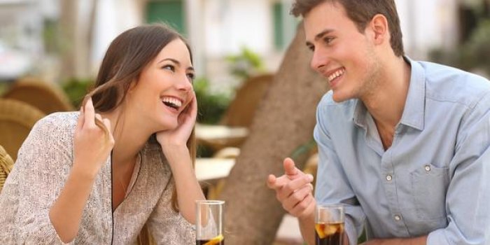 couple datant et flirter tout en prenant une conversation et se regarder dans un restaurant