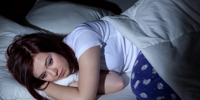 femme ne peut pas dormir la nuit à cause de ses problèmes