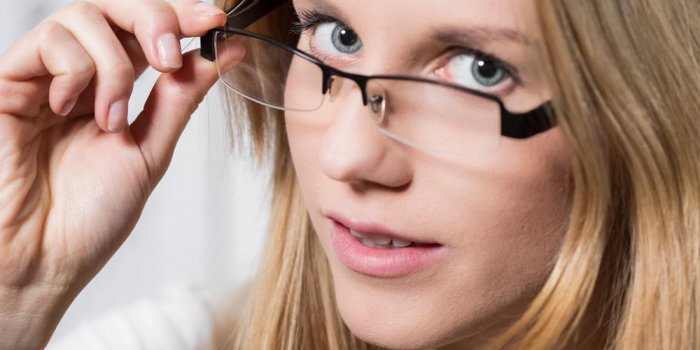 portrait de jeune fille blonde avec des lunettes optiques