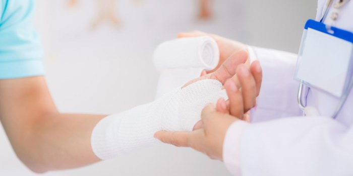 Fracture du poignet : un symptome d-osteoporose chez la femme menopausee