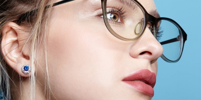 Maquillage : l'astuce d’une mannequin pour se maquiller avec des lunettes 