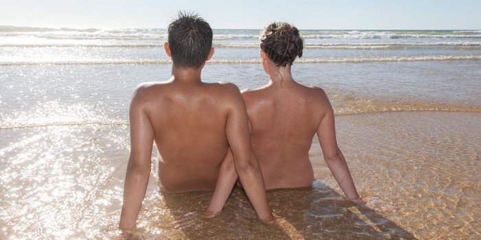 couple nus sur la plage