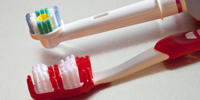 hygiène buccale - brosse à dents électrique et brosse à dents manuelle