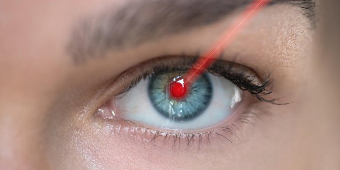 lumière laser rouge dans l'image conceptuelle des yeux