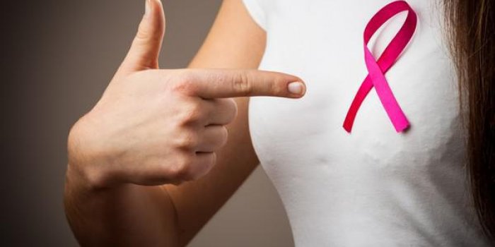concept de sensibilisation de soins de santé, de médecine et de cancer du sein femme en t-shirt avec pointage de ruban ...