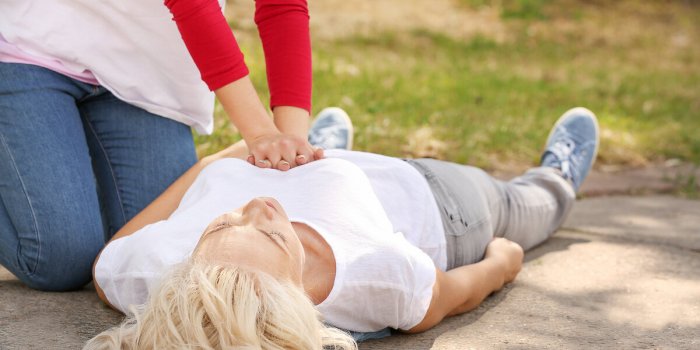 Crise cardiaque : en lieu public, les femmes ont moins de chances de recevoir un massage cardiaque