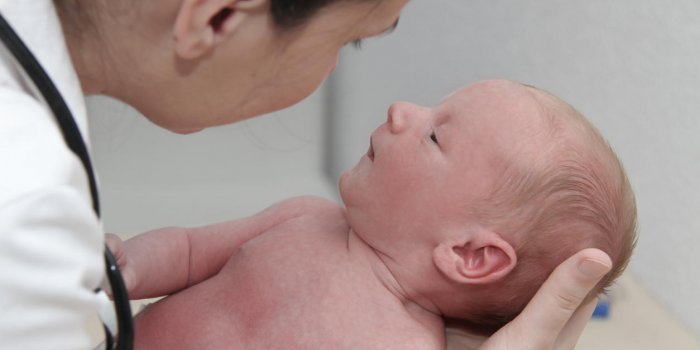 Plaque rouge sur la peau de bébé : comment savoir si c'est de l ...