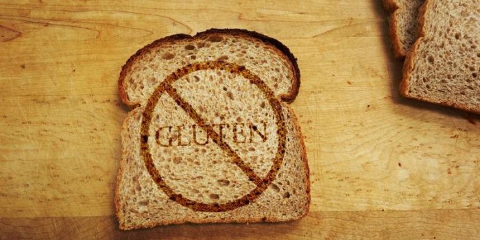 tranche de pain avec du texte de gluten - concept de régime sans gluten