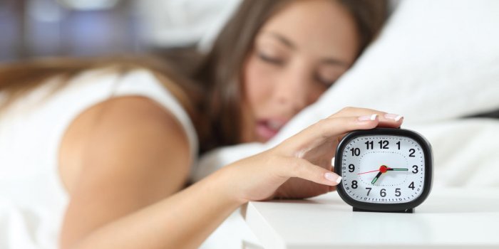 Alzheimer : combien d'heures faut-il dormir pour réduire les risques ?