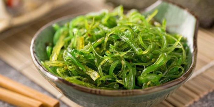 une délicieuse salade d'algues fraîches