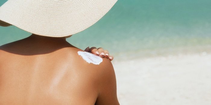 Soleil : les 3 zones du corps à ne pas exposer selon une dermatologue