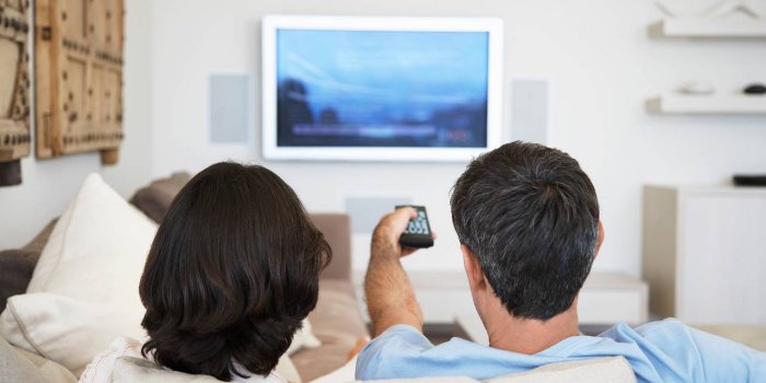 AVC : chaque heure passée devant la TV augmente vos risques après 60 ans